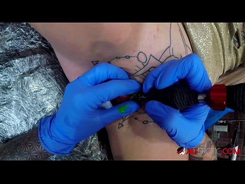 ❤️ Tsis tshua muaj tattooed hottie Sully Savage tau txais tattoo ntawm nws clitoris ❤️ Super porn ntawm hmn.bestsexporno.ru%  ib